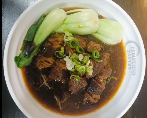55.Cooked Beef sirloin noodle soup牛腩面